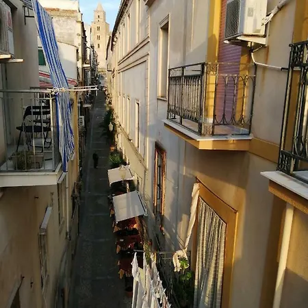 Di Fronte Al Museo Cefalu