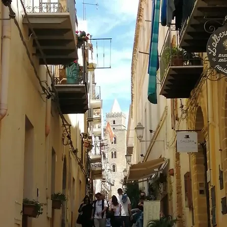 Di Fronte Al Museo * Cefalú